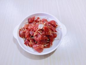 依次用牙签将肉串好。（量可以根据自己的胃口增减）