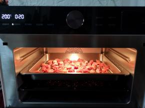 将烤盘入蒸烤箱中层，200度烤20分钟。（友情提示: 记得在烤网下面放上烤盘哈，避免肉经过高温烤出来的油低落在蒸烤箱底部，不好清洗）