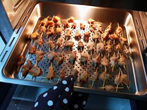 20分钟后美的蒸烤箱工作结束，戴上隔热手套将烤盘取出，刷上一层食用油，撒上孜然粉，椒盐粉，白芝麻，再次入烤箱中层，200度烤5分钟即可出炉！