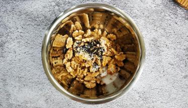将所有材料放入大碗中，拌均匀