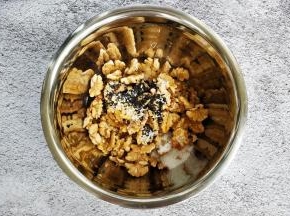 将所有材料放入大碗中，拌均匀