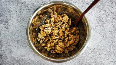尽量让每颗核桃仁都粘上蜂蜜芝麻