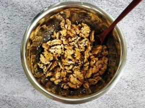 尽量让每颗核桃仁都粘上蜂蜜芝麻