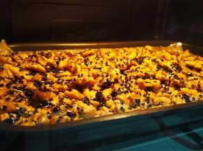 入烤箱中层上下火180度，烤6-8分钟