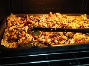 时间到拿出用筷子将核桃翻面继续烤6-8分钟（6分钟后不要离开烤箱，要盯着核桃仁颜色变化，不能烤过头颜色变太浓，不然会苦的）