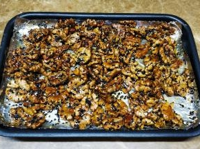 拿出晾凉，凉透后又酥又脆，一点也不粘手