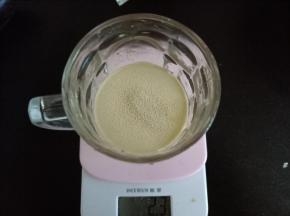 1.酵母倒入水中静置融化
