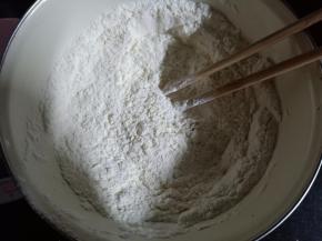 2.中粉，糖，盐，玉米油混合均匀
