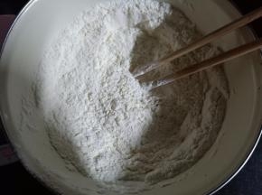 2.中粉，糖，盐，玉米油混合均匀
