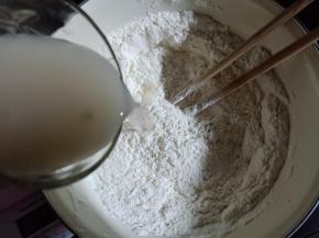 3.倒入酵母水搅拌
