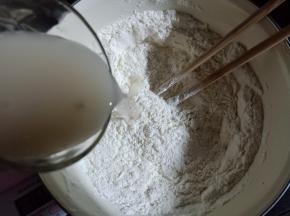3.倒入酵母水搅拌
