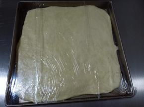 5. 揉成光滑的面团，放入合适的容器或者直接用保鲜膜包起来放入冰箱冷藏一夜
