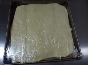 5. 揉成光滑的面团，放入合适的容器或者直接用保鲜膜包起来放入冰箱冷藏一夜
