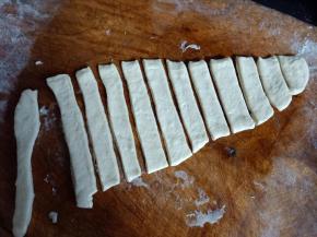 6.案板抹油，将面团拿出来，轻压排气后擀成2-3mm的厚度，宽度按油锅大小来，切成一条一条的 
