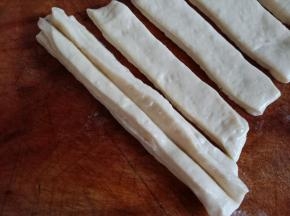 7.两片叠加在一起，用筷子在中间压一下
