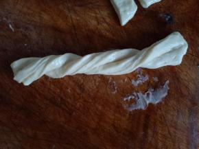 8.拿起两端稍微拉长一点，再卷一下
