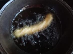 9.油温烧至扔一小块面团可以在2秒内浮起就可以开炸了，炸至两面金黄时捞出控油，稍微晾一下就可以开动啦 