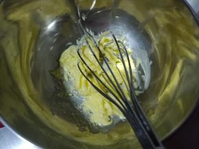 1.首先制作彩绘面糊，这个可以提前做好放冰箱，做的时候再拿出来，黄油软化后用打蛋器打散
