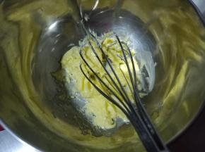 1.首先制作彩绘面糊，这个可以提前做好放冰箱，做的时候再拿出来，黄油软化后用打蛋器打散
