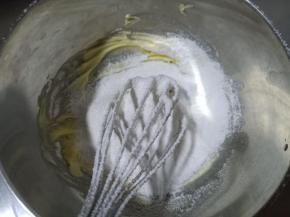 4.筛入糖粉拌匀
