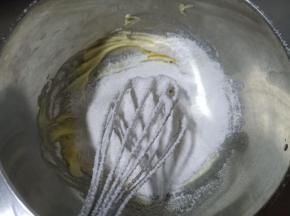 4.筛入糖粉拌匀
