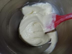 7. 搅拌均匀，根据图案加入色素进行调色
