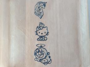 8.将打印好的图案放油布下进行拓印，用黑色面糊勾边
