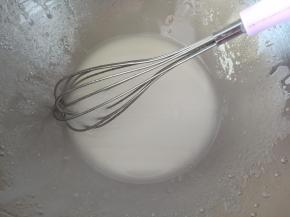 10.接下来制作蛋糕体，水和玉米油充分乳化
