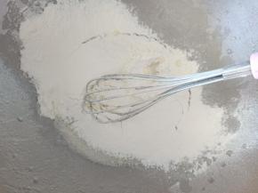 11.筛入低粉，呈“Z” 字拌匀
