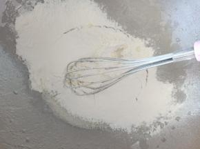 11.筛入低粉，呈“Z” 字拌匀
