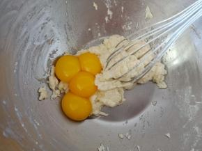 12.分离蛋清蛋黄，蛋黄加入面糊中
