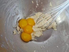 12.分离蛋清蛋黄，蛋黄加入面糊中
