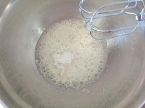 15. 蛋清加几滴白醋打至鱼眼泡
