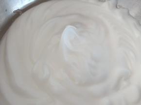 16.分3次加糖打至7.8分硬，打蛋器提起有小弯钩
