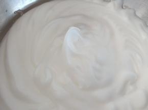 16.分3次加糖打至7.8分硬，打蛋器提起有小弯钩
