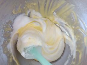 17.取1/3蛋白霜倒入蛋黄糊翻拌均匀
