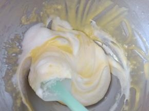 17.取1/3蛋白霜倒入蛋黄糊翻拌均匀
