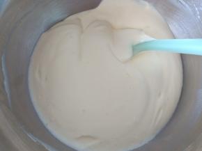 18.倒入剩余的蛋白霜中翻拌均匀
