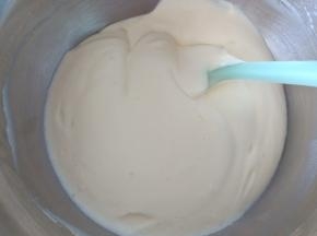 18.倒入剩余的蛋白霜中翻拌均匀
