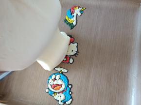 19.从冰箱拿出烤盘倒入面糊，刮板刮平后震去大气泡
