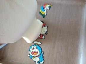 19.从冰箱拿出烤盘倒入面糊，刮板刮平后震去大气泡
