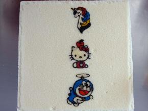 21.取出倒扣撕掉油布，晾至手温后卷起来，喜欢夹馅的可以在这一步夹入你喜欢的馅料 