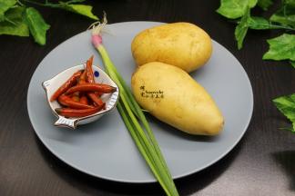 食材准备：食材：土豆、泡椒、香葱、油、盐、生抽。