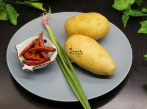 食材准备：食材：土豆、泡椒、香葱、油、盐、生抽。