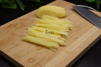 土豆去皮，洗净，切薄片之后再切丝。个人喜欢用刀切的土豆丝会比较有口感。土豆丝要切得很细，均匀，炒出来的土豆丝才好吃。