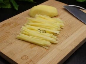 土豆去皮，洗净，切薄片之后再切丝。个人喜欢用刀切的土豆丝会比较有口感。土豆丝要切得很细，均匀，炒出来的土豆丝才好吃。