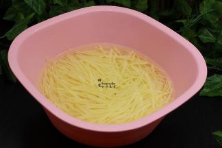 切好的土豆丝放点几粒盐，用清水浸泡3分钟。这个步骤不能省，关键到土豆丝不发黑不粘锅。