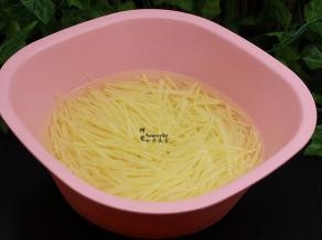 切好的土豆丝放点几粒盐，用清水浸泡3分钟。这个步骤不能省，关键到土豆丝不发黑不粘锅。