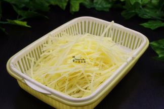 浸泡好的土豆丝，捞出，对着水龙头冲洗二遍，把土豆切多余的淀粉冲洗干净，这样炒土豆时候，不会粘，丝丝分开，很爽脆。