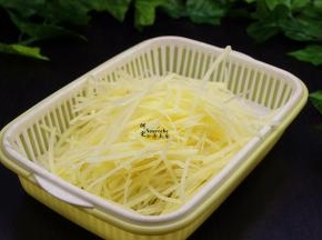 浸泡好的土豆丝，捞出，对着水龙头冲洗二遍，把土豆切多余的淀粉冲洗干净，这样炒土豆时候，不会粘，丝丝分开，很爽脆。